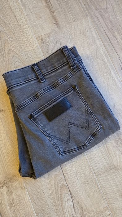 Spodnie jeansowe WRANGLER LARSTON szare, prawie nowe.