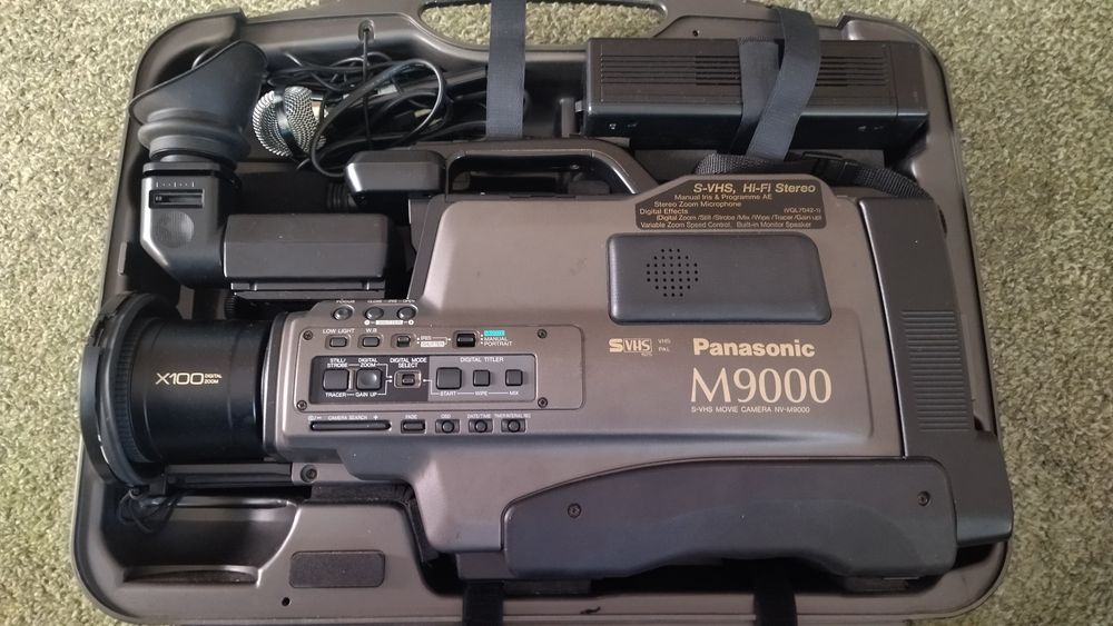Вінтажна плечова відеокамера Panasonic NV-M9000 в оригінальному жорсткому кейсі для транспортування.