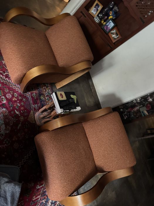 Poltrona de Madeira e Tecido Curved