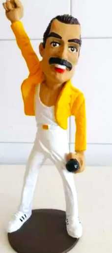 Freddie Mercury com cerca de 20 cm