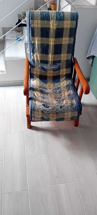 Cadeirão/sofá
Com o tecido arranhado de gato, ideal para restaurar