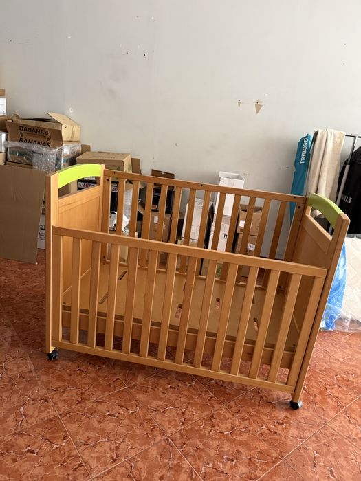 Cama de bébé como nova.