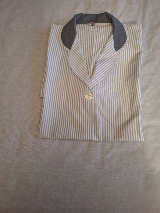 Bata de riscas cinza e branco
