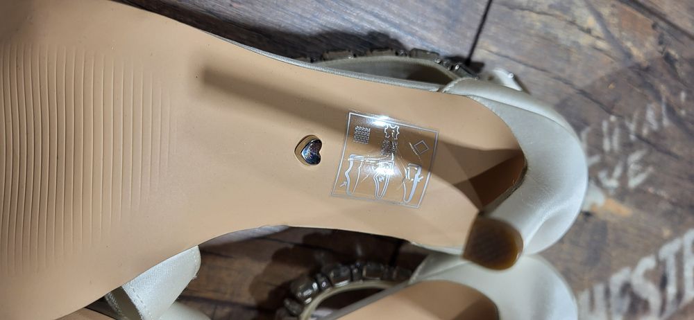 Asos angielskie szpilki sandały diamenty kamienie satynowe białe 40