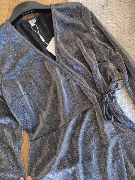 Rozmiar M sukienka błyszcząca Nelly, srebrna kopertowa wizytowa