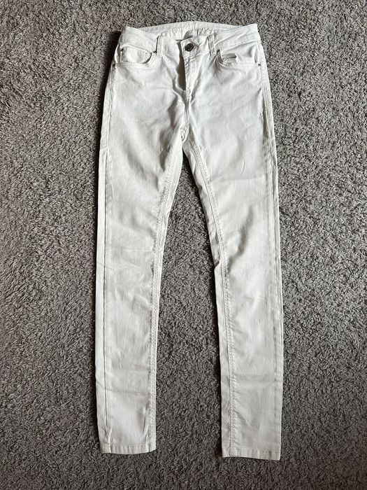 Białe skinny jeans