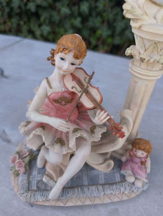 Figurka z żywicy z zegarkiem