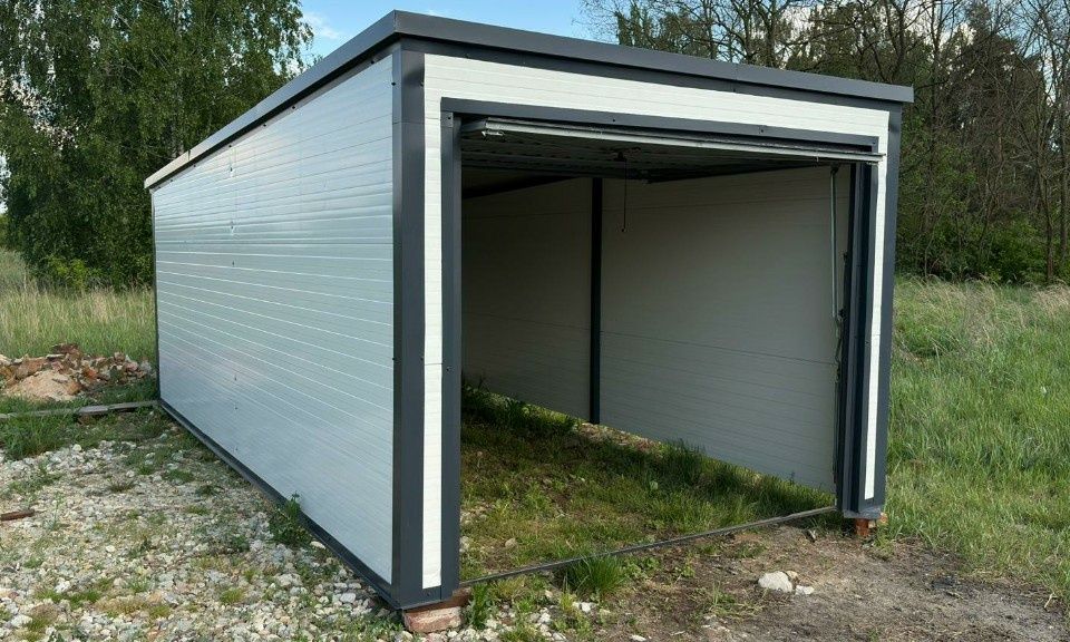 Garaż z płyt warstwowych 3x5,8m