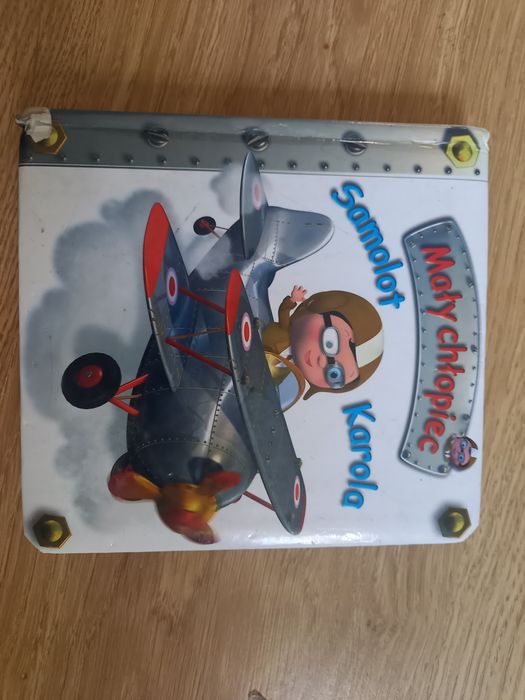 Mały chłopiec. Samolot Karola twarde strony