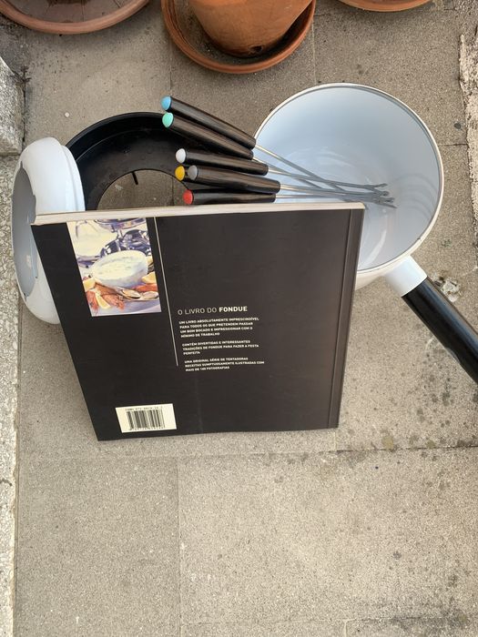 Fondue esmalte branco 6 pess.+lamparina+Livro do Fondue+6 forquilhas