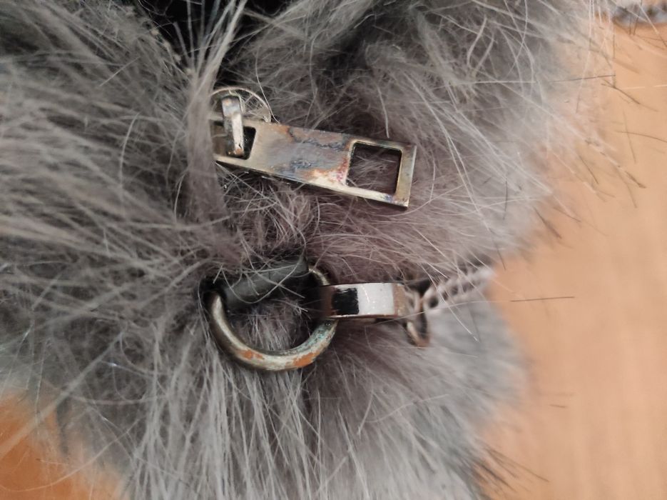 Mala de pelo a tiracolo