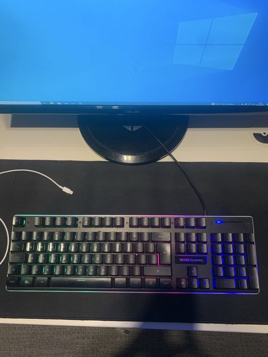 Computador com monitor, rato e teclado