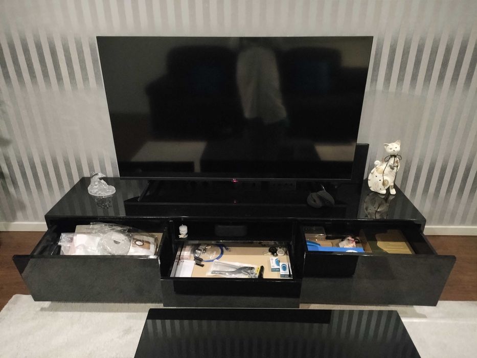 Móvel suporte para TV Preto e Moderno