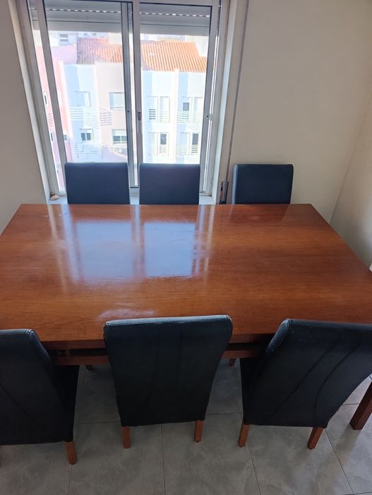 Mesa com 6 cadeiras de couro e aparador