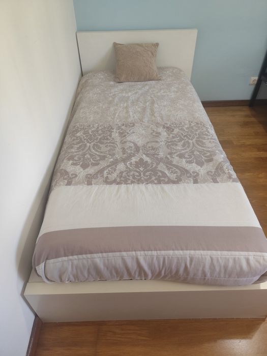 Vendo cama de solteiro IKEA, Colchão Não Incluído.