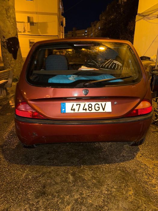 Carro em bom estado tem algumas moças de bom motor esta empecavel