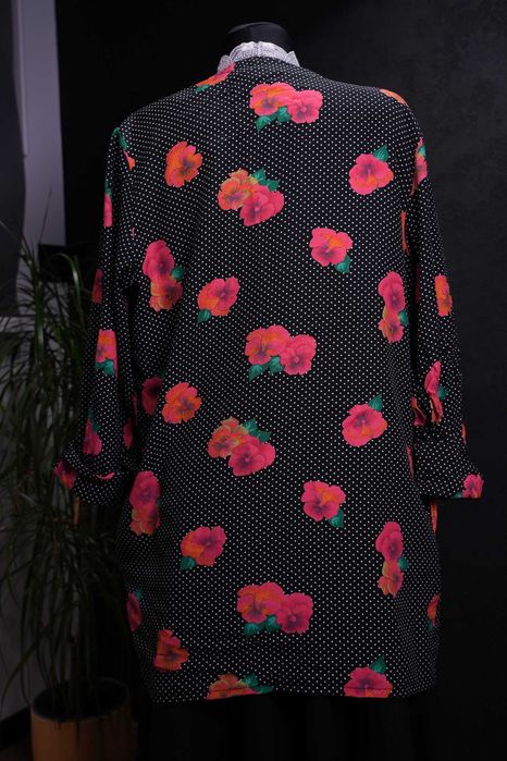 Czarno-kropkowana narzutka, kimonowa marynarka w neonowe bratki