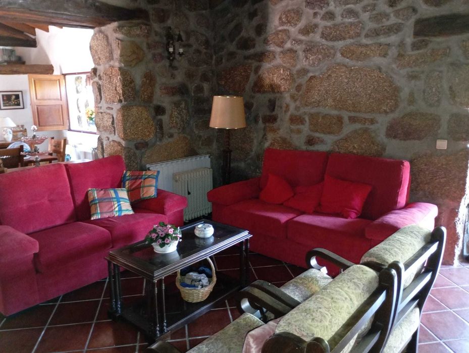 Quinta com 3 casas, vinha, olival e água em abundância, inclui recheio