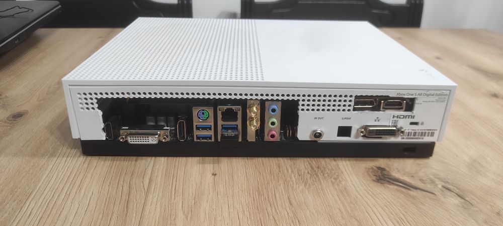 Komputer PC w obudowie xbox one s