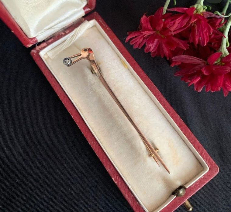 Broche de diamante e rubi art déco em ouro antigo.