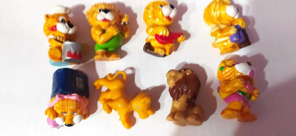 игрушки из киндер сюрприза машинки, фигурки, животные и другие