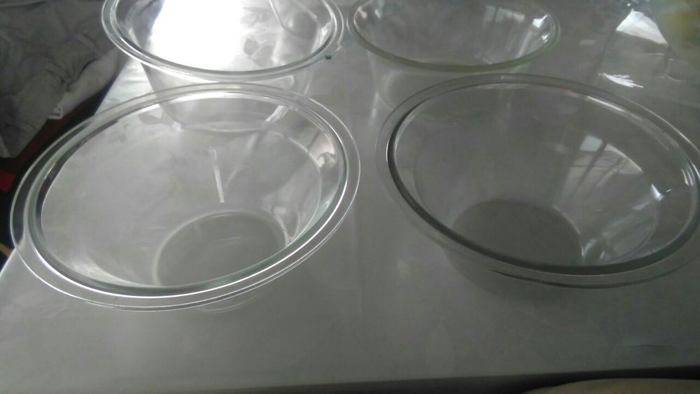 Várias taças em pirex para saladas ou massas