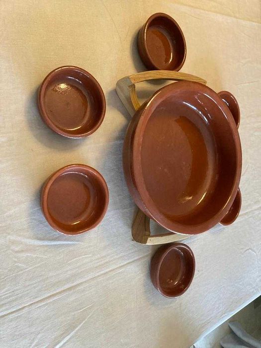 Assadeira redonda de barro com suporte em madeira e 6 pratos de servir
