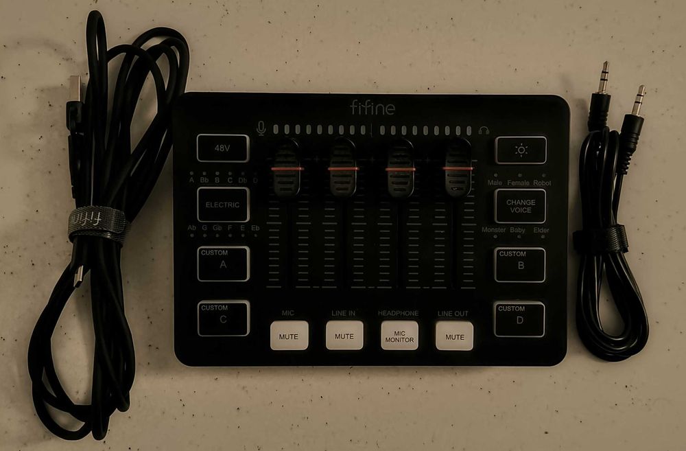 Kit Streaming/Podcast Completo — Microfone XLR + Suporte + Mixer (FIFINE)