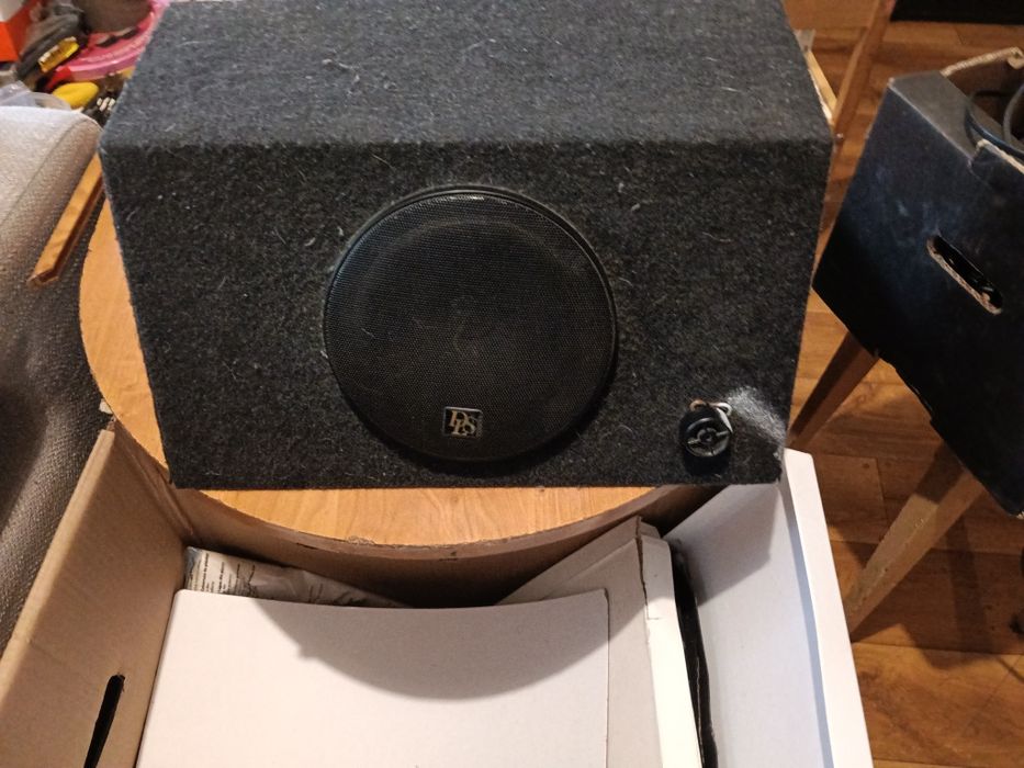 Głośniki widoczne na zdjęciach