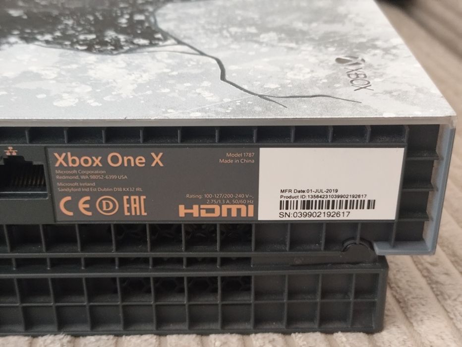 Konsola Xbox One X 1TB Edycja Limitowana Gears 5 + Pad Xbox Series