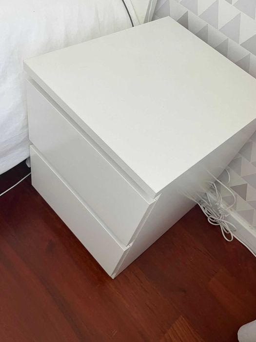 Cama casal e mesa de cabeceira MALM