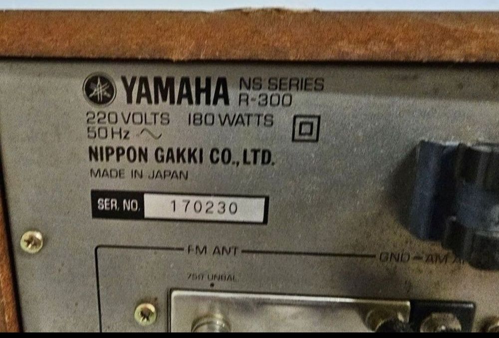 Amplituner Yamaha R-300. Made in Japan
