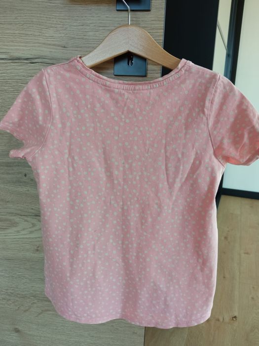 Jasnoróżowa koszulka H&M z napisem 122/128