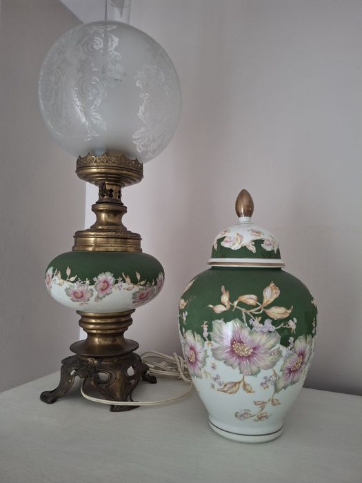 Pote vintage em loiça e pintado à mão dando um toque romântico