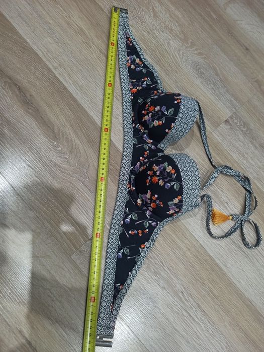 Biustonosz, góra od stroju kąpielowego.  Marki Next. 34 B, Eur 75 B.
