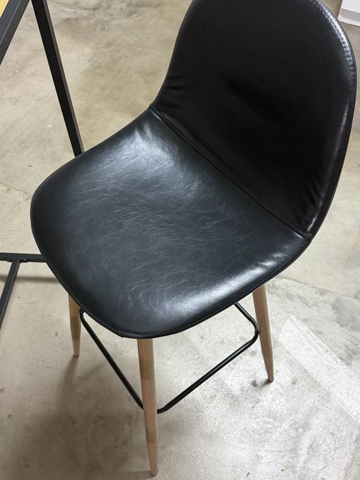 Mesa alta com cadeiras