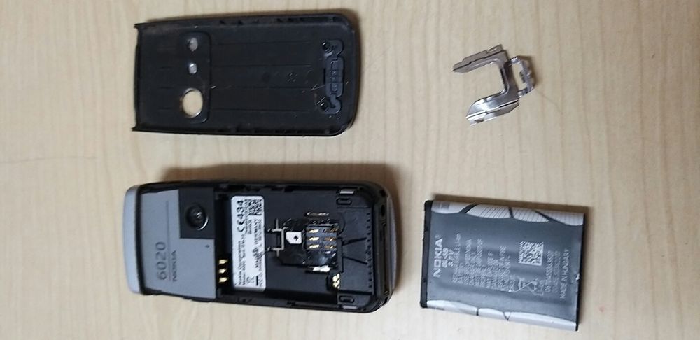 Telemóvel Nokia 6020.