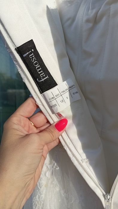 Suknia Madonna koronka perełki długi tren