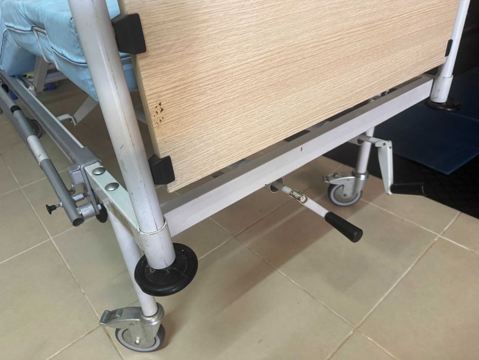 Cama articulada manual com grades laterais e rodas