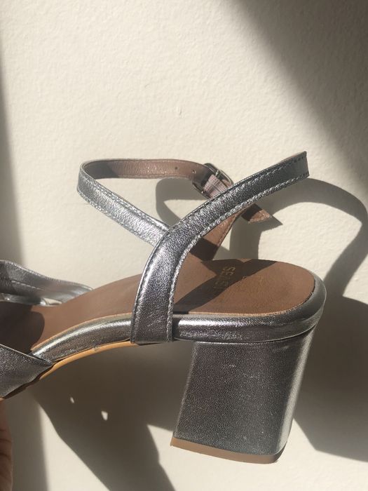Sandália prateada de festa