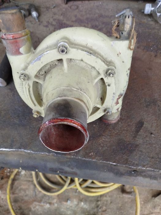 Помпа пресной воды  двигвигателя м401,а