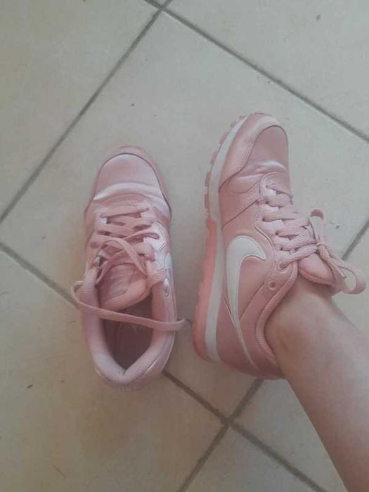 Satynowe Różowe Buty Sportowe NIKE rozmiar 36
