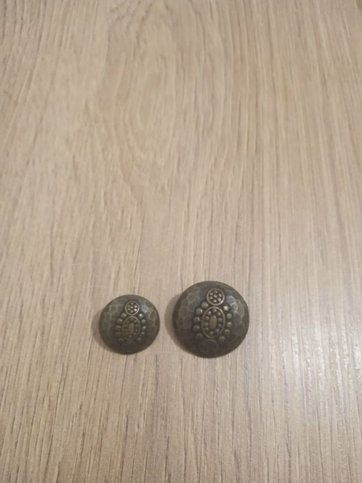 Guziki metalowe z wzorem