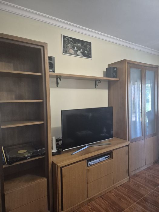 Estante de sala em carvalho.