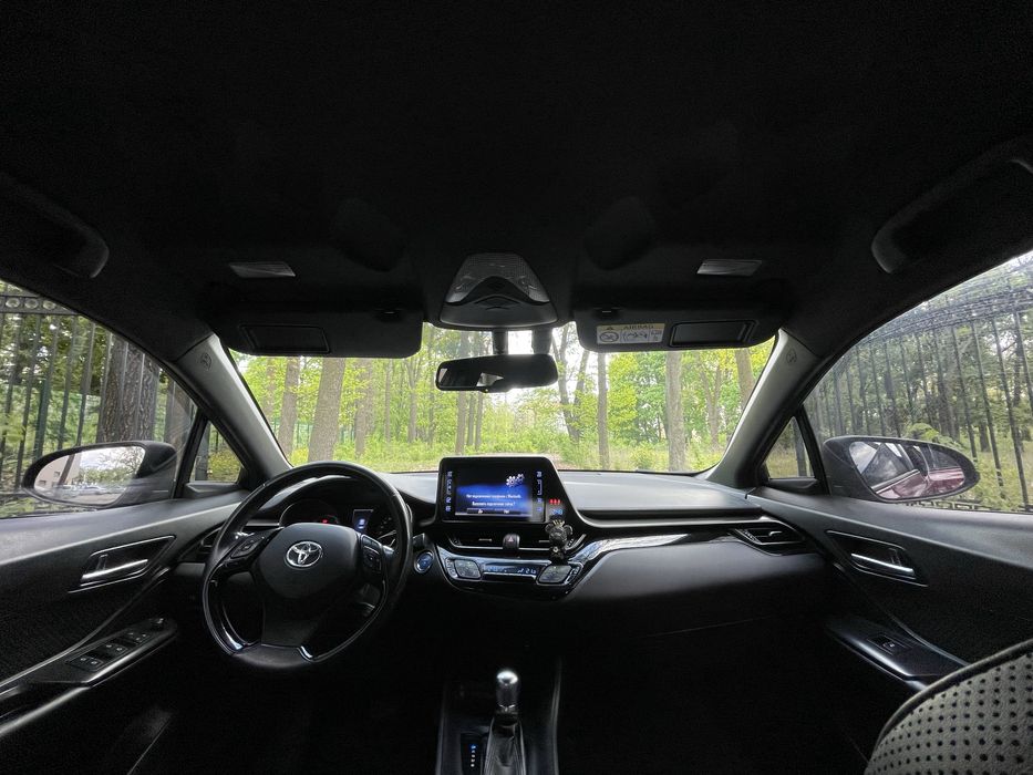 Продам офіційний автомобіль Toyota CH-R  Гібрід .