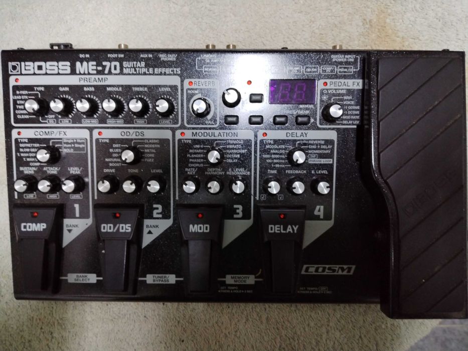 Combo, guitarra amplificador e pedaleira.