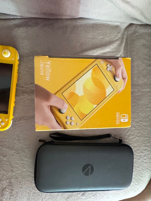 Nintendo Switch Lite Amarela (Como Nova + Caixa e Extras)