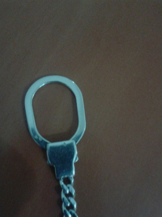 Porta chaves em prata com contraste