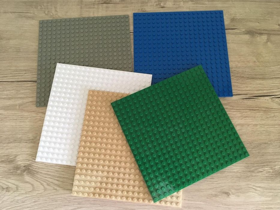 Пластина для ЛЕГО 16х16 см (20х20 крапки)