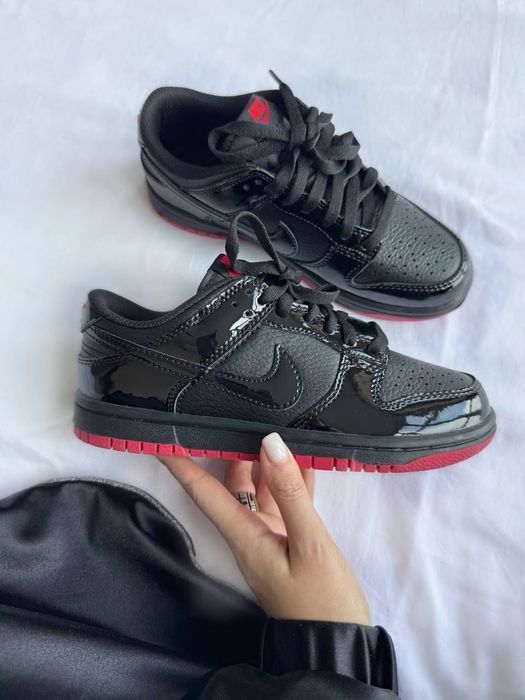 Nike SB Dunk Low « Black / Red Lacquer »